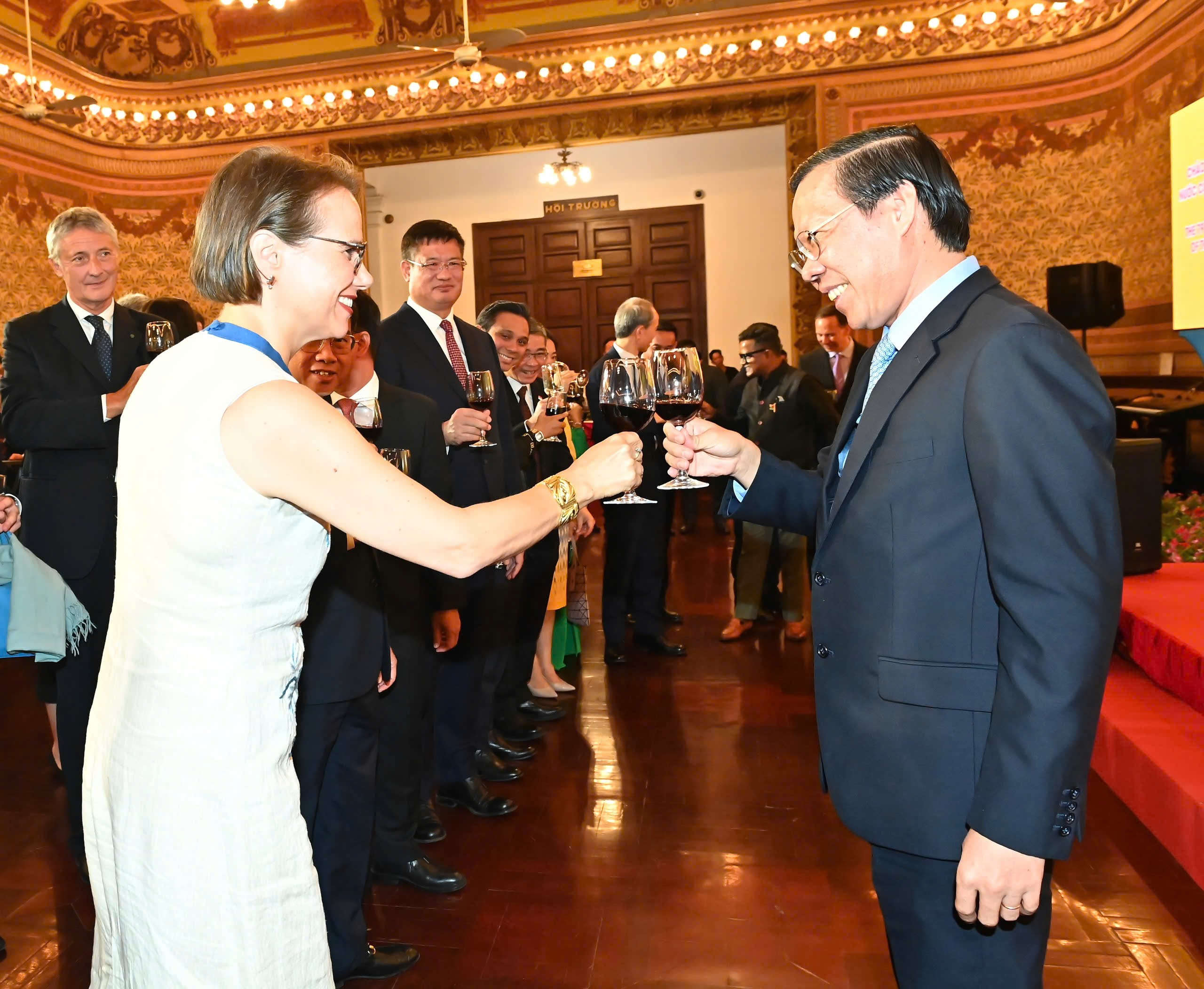 Chủ tịch UBND TP. Hồ Chí Minh Phan Văn Mãi nâng ly cùng bà Josefine Wallat, Tổng lãnh sự Đức tại TP. Hồ Chí Minh, Trưởng Lãnh sự đoàn tại TP. Hồ Chí Minh (Ảnh: Việt Dũng).